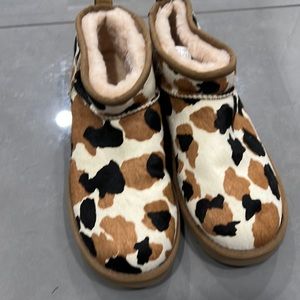 Ugg Women's Classic Mini Printed Cow Print Ankle Boots Black Chestnut size 10